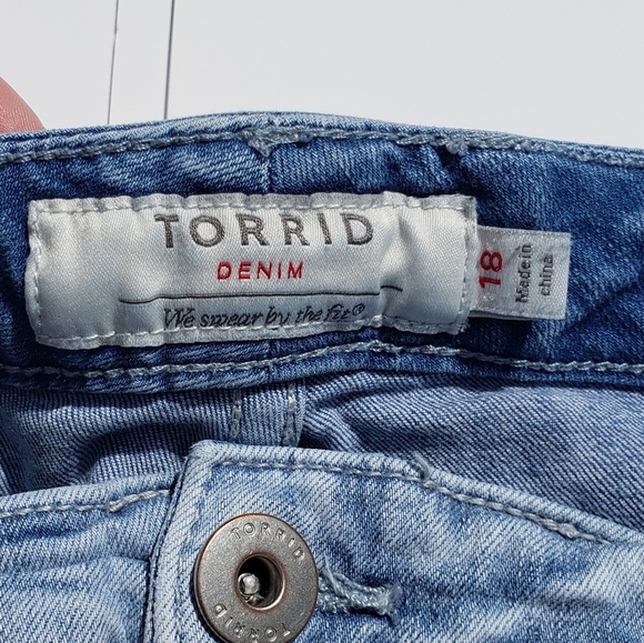 Torrid Womens Jean Shorts Size 18 Distressed Blue Denim Cotton Stretch Mid Rise - Picture 3 of 5